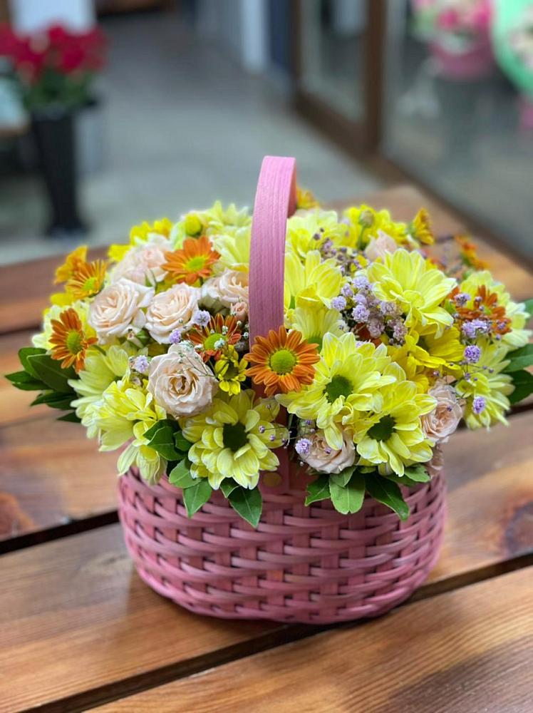 Цветочная композиция из Хризантемы и Розы в корзине в Веселёво